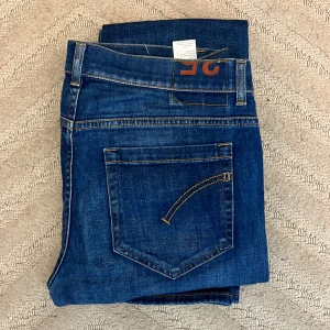 Dondup George jeans  - Säljer nu dessa sjukt snygga Dondup jeansen i utmärkt skick! Storleken är 35 men passar dig bäst som har 33-34. De är knappt använda och är nästan helt nya, de är använda ett fåtal gånger bara. Skick 9,5/10. Hojta till vid minsta lilla fundering. Pris kan diskuteras vid snabb affär
