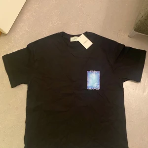 Casablanca T shirt - Säljer denna feta t shirten eftersom att den inte passa mig. Säljs för grymt pris och är i nyskick. Den funkar både som M och L.