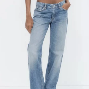 Ljusblå raka jeans med låg midja - Säljer mina helt oanvända jeans från Zara med prislapp kvar. Lågmidjade och raka. Så extremt snygga men råkade köpa fel storlek. Säljs ej längre därav pris 