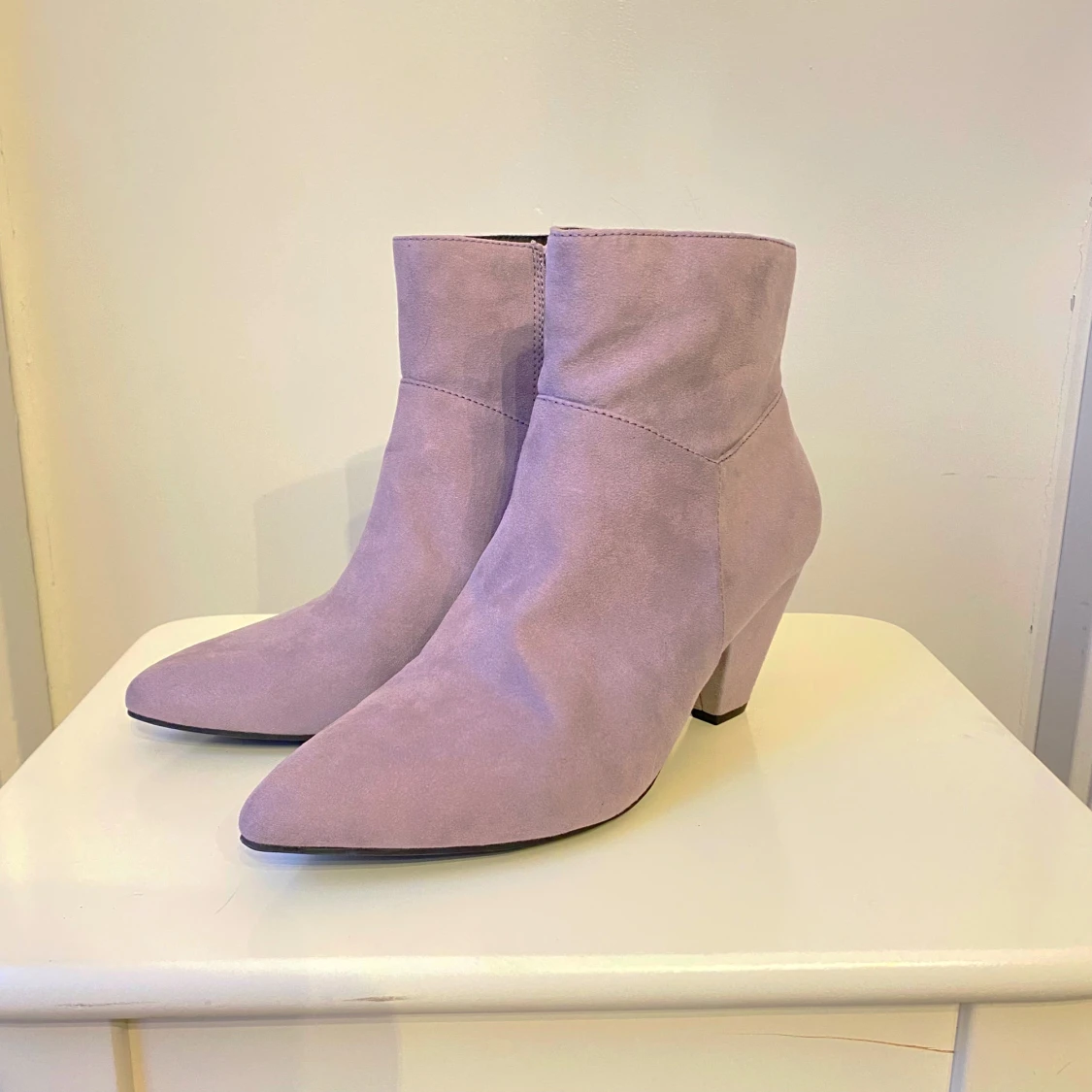 Ljuslila mocka stövletter med klack - 1