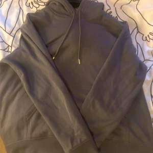 Mörkgrå hoodie med huva och snörning - En mörkgrå hoodie med klassisk huva och snörning. Bara provat men inte använt.