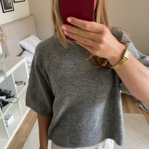 Grå stickad t-shirt från lager 157 - Grå stickad tröja från lager 157, strl xs. Är lite nopprig(kolla bilderna) men ingenting som man tänker på💓