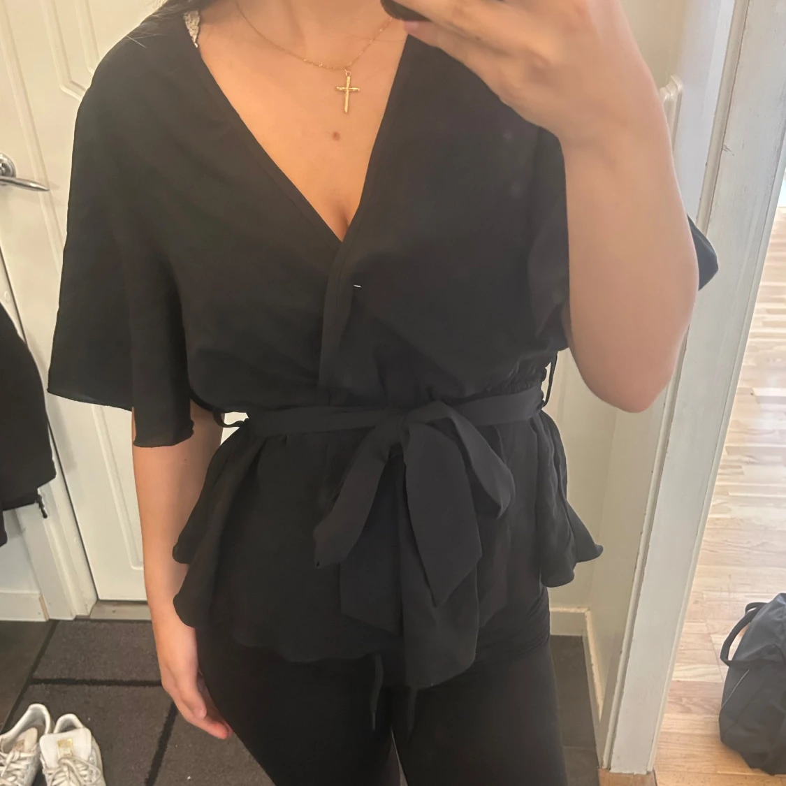 Svart omlottopp med knytband