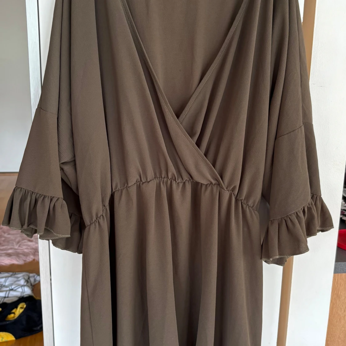 Brun omlottklänning från Boohoo - 2