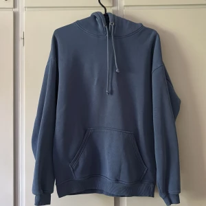 Blå hoodie - Fin och skön hoodie med en fin blå färg. Från bikbok och färgen finns inte kvar i deras sortiment. 