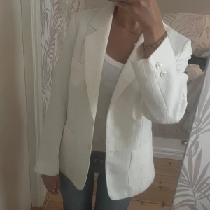 Vit kavaj  - Säljer en supersnygg vintage vit kavaj med subtila ränder. Den passar till allt är lätt att styla! Är perfekt oversized på mig som är xs-s❣️