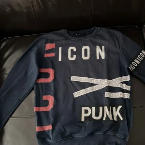 Icon dsquared2 tröja  - Säljer denna i storlek S. Nyskick och använd ett fåtal gånger. Pris kan diskuteras
