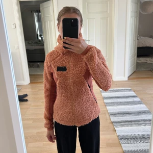 Friluftsjacka - Säljer denna fina jacka från märket Johaug i storlek S💕 Använd några gånger men den är som ny. Nypris 779 kr