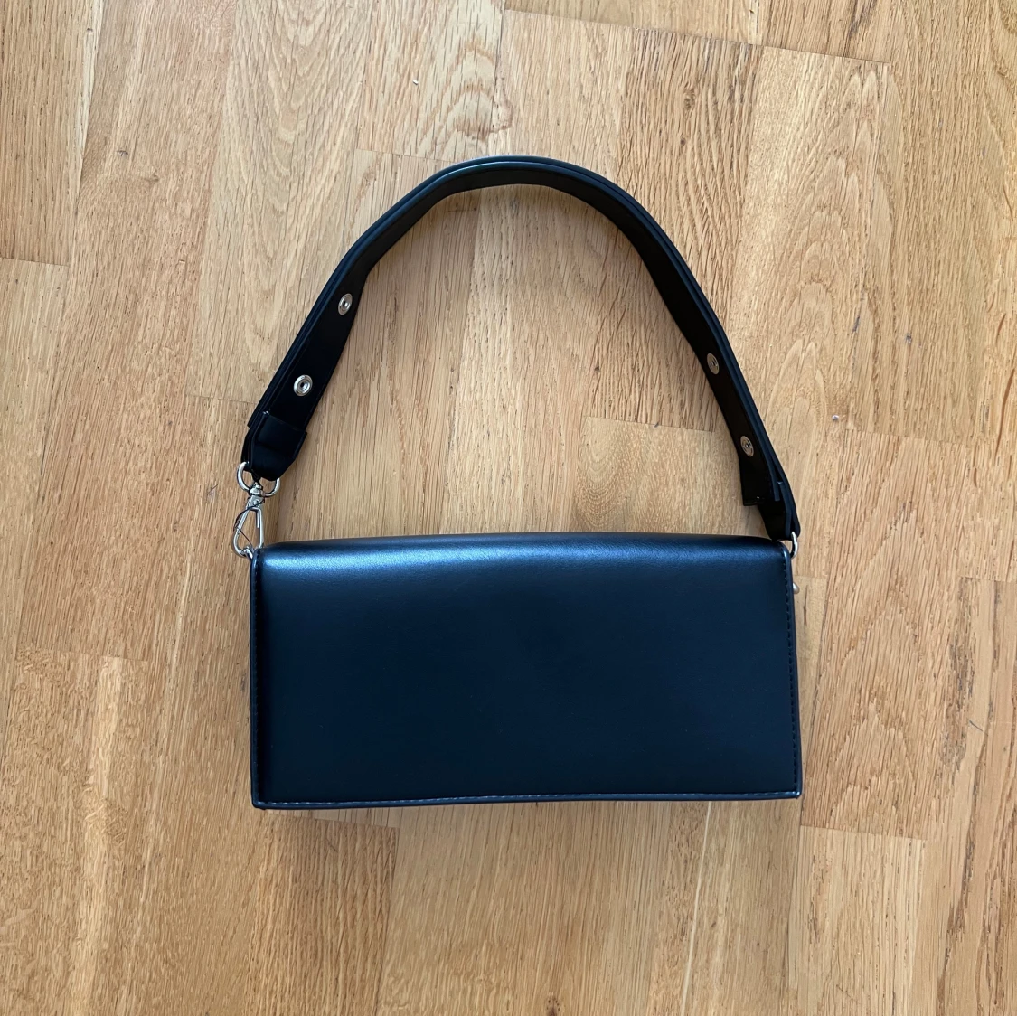 Svart axelväska i skinnlook