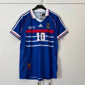 Frankrike 1998 Zidane fotbollströja - Säljer nu en helt ny Frankrike 1998 Zidane fotbollströja. Size M, tagg medföljer.