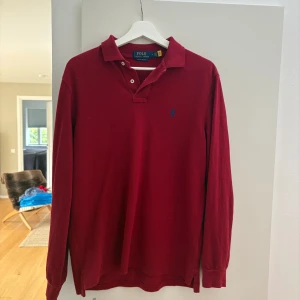  långärmad pikétröja från Polo Ralph Lauren - Säljer en nästan ny tröja knappt använd. Skick 9/10. Pris 599
