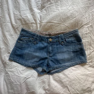Jeansshorts - Lågmidjade jeansshorts i storlek m