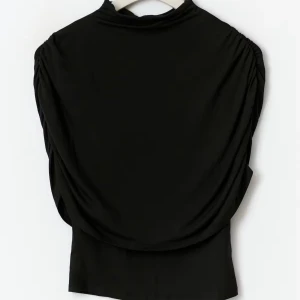 Svart Topp - en jätte fin draperad topp ifrån gina tricot som tyvärr inte kommer till någon användning + bara använts en gång! 💗
