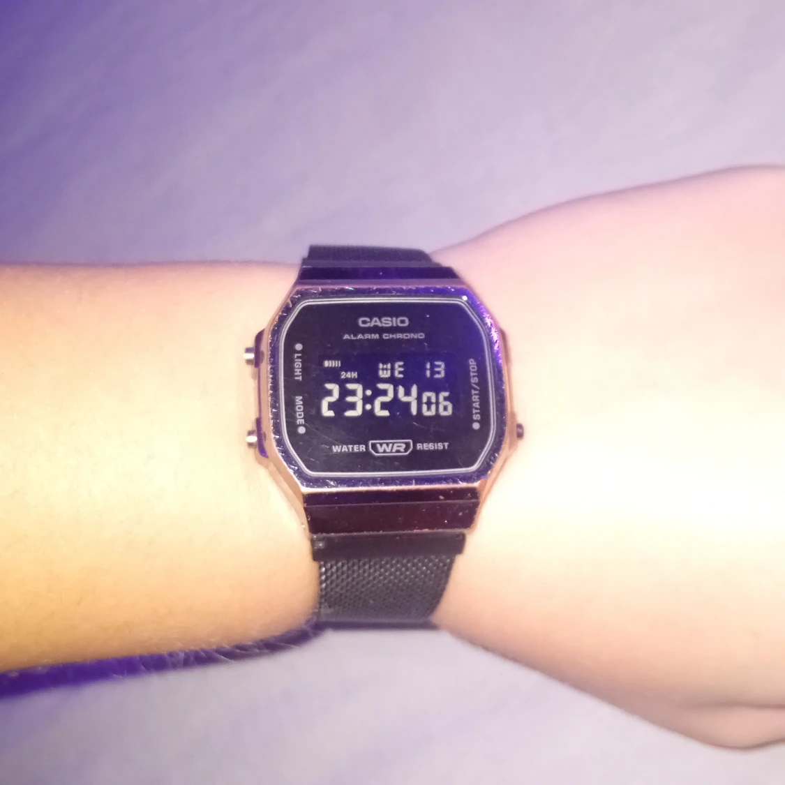 Svart digital Casio klocka