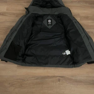 Canada goose jacka - Hej, säljer min Canada goose jacka i storlek M den är bara andvänd en vinter inga defekter elr något väldigt varm och tjock så man fryser inte väl när det är vinter.