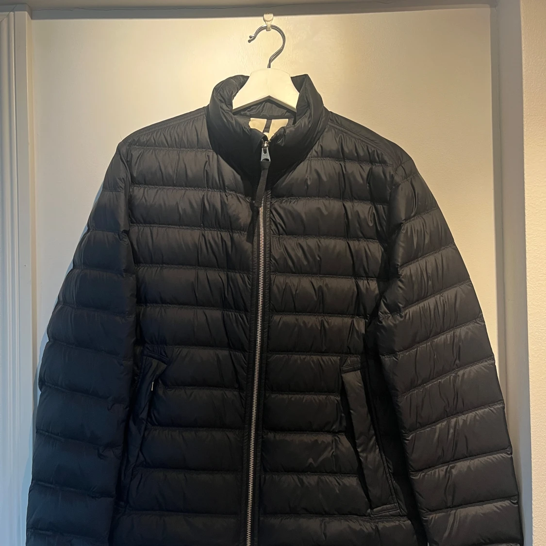 Svart pufferjacka med dragkedja