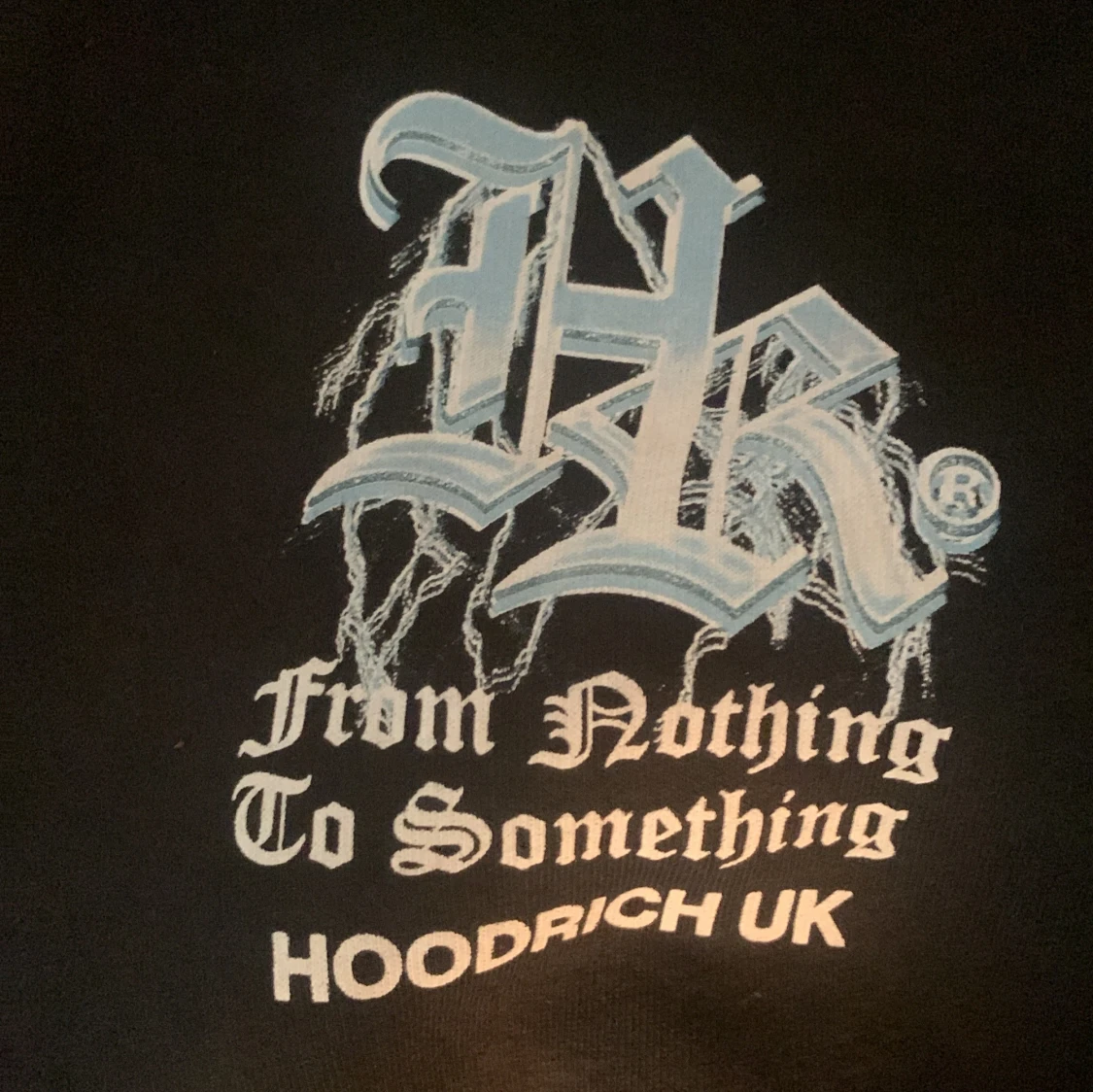 Svart hoodie från Hoodrich med tryck - 2