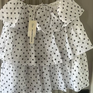 Vit prickig axelbandslös kortklänning - Söt klänning som aldrig är använd! Den ser kort ut men passar mig perfekt som är 165💞
