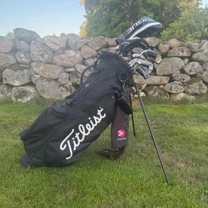 Golfbag med allt  - Golfbag Titleist svart bärbag  Cobra Fly XL järnset 5-P Callaway Rogue driver  Callaway Rogue ST Max Hybrid  Taylormade hi toe wedge 56 grader  Taylormade spider putter                                          fick inte plats med en bild på puttern men den finns där, tyvärr tappar bort headcover till puttern men annars är allt som nytt. Klubborna är vänster spelade! Fråga gärna om det är något. 