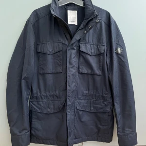 J.Lindeberg höst jacka - Denna sköna jackan från j.lindeberg är perfekt nu inför back to school och hösten. Nypris på denna är runt 3400 så mitt pris är helt galet för detta bra skick👌Skriv vid minsta fundering och priset kan gå ner vid snabbt köp🤝