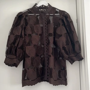 Brun bluse från copenhagen muse - Säljer mammas fina bruna bluse från copenhagen muse i storlek M. Den är använd en gång och köpt för ca 2 år sedan men kommer ej till användning och inga defekter. Nypris 1500💛