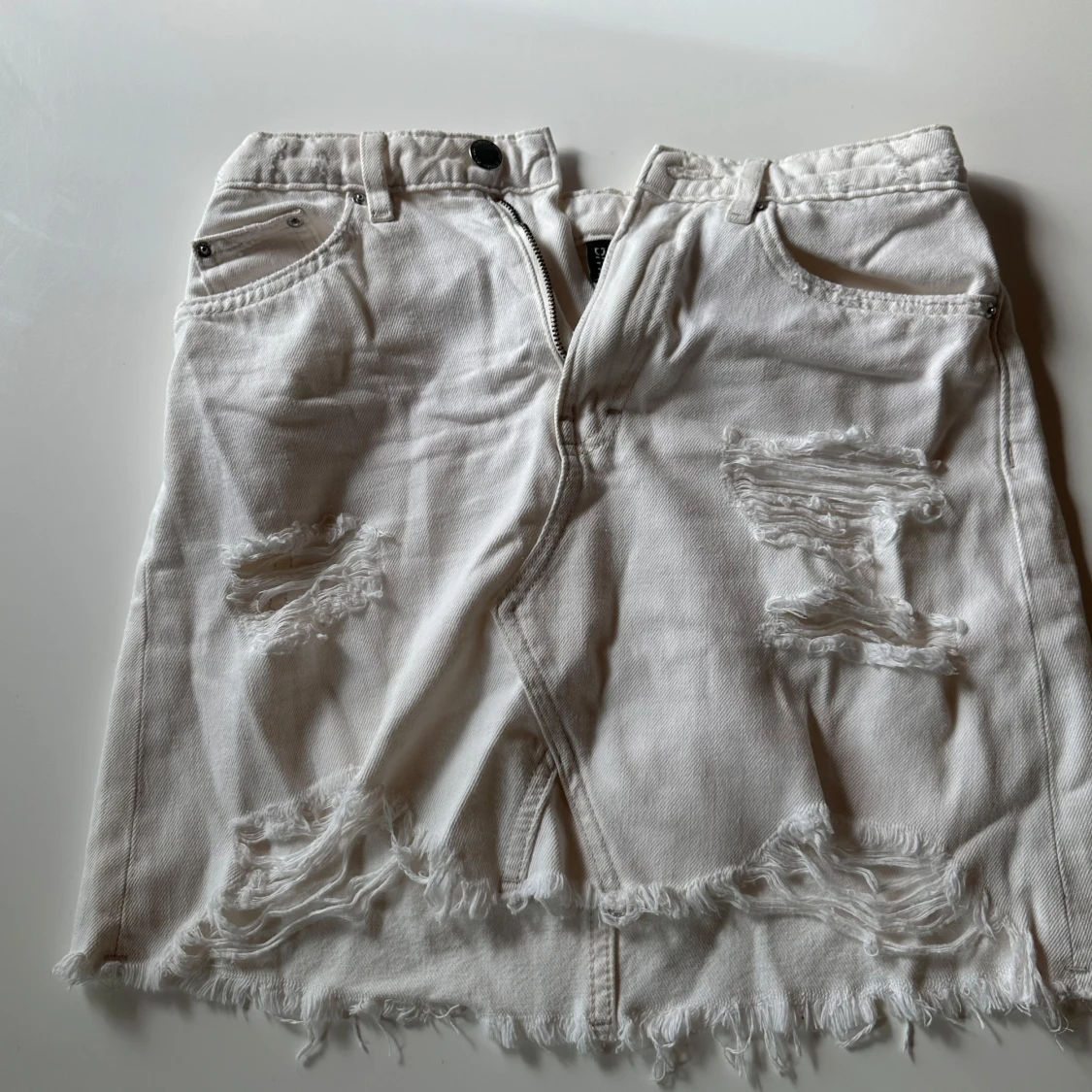 Vit jeanskjol från DIVIDED, strl 34