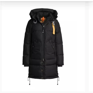 Lyxig vinterjacka – Äkta Parajumpers Long Bear XS – 3 500 kr - 💰 Nypris: 9 599 kr – Mitt pris: 3 500 kr 📦 Endast spårbar frakt – välpackat och tryggt!  Säljer en äkthetsgaranterad Parajumpers Long Bear i svart, storlek XS. Jackan är i fint skick och kommer utan pälskant på huvan, vilket ger en fräschare och mer stilren look. Perfekt för kalla vinterdagar – varm, lättburen och tidlös i designen.  Detaljer: 	•	Äkta Parajumpers – garanterad 	•	Storlek: XS 	•	Färg: Svart 	•	Äkta dunfyllning för maximal värme 	•	Helt utan pälskant på huvan – renare stil 	•	Lång