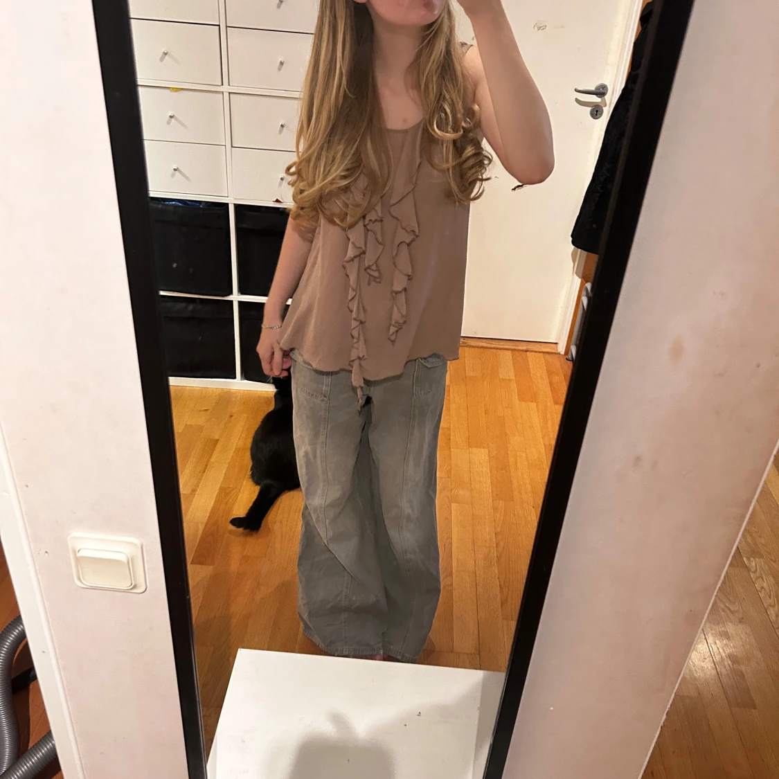 Beige linnetopp med volangdetaljer - 4