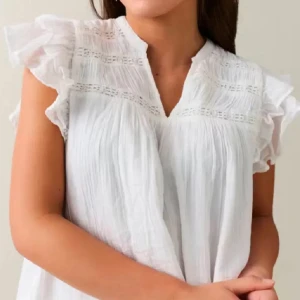 Vit blus med volang från Gina Tricot - Supersöt vit blus från Gina Tricot med volangärmar och v-ringning. Blusen har fina spetsdetaljer och är gjord i ett lätt, luftigt bomullstyg. Från barnavdelningen i storlek 146/152 men skulle säga att den är ungefär som en xxs! 