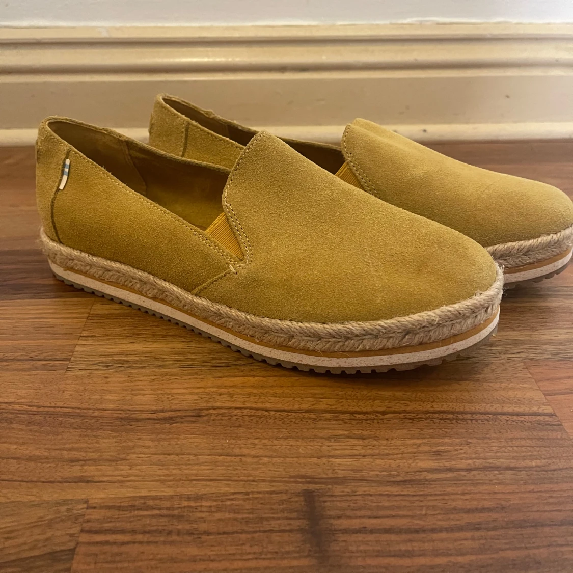 Gula mocka loafers från TOMS - 2