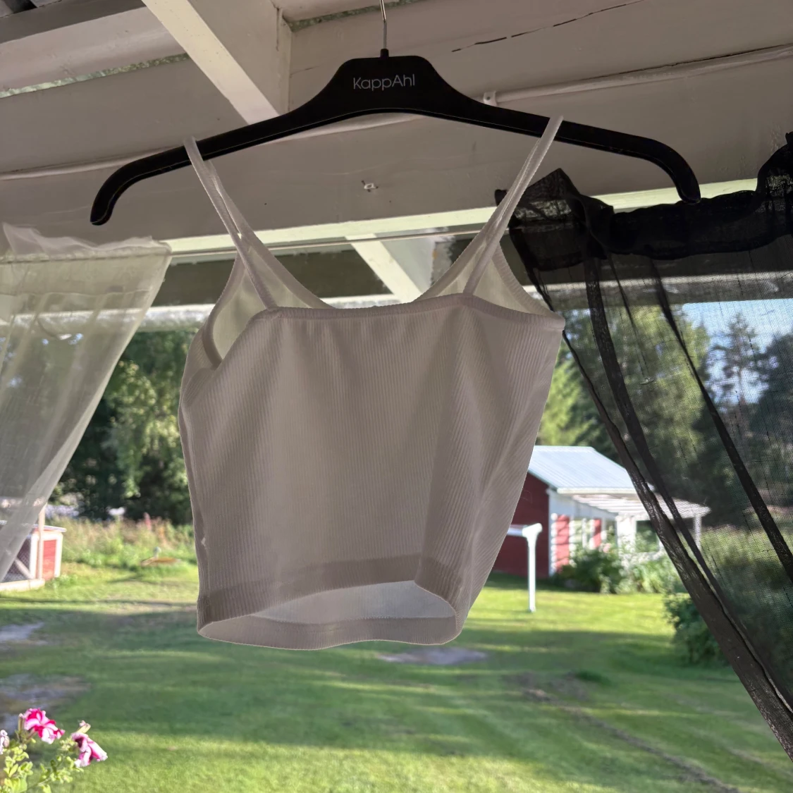 Vit ribbad linnetopp med knappar - 1