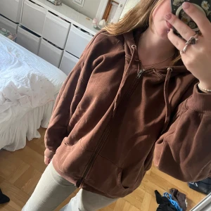 Brun luvtröja  - Jätteskön brun luvtröja från Bikbok😊