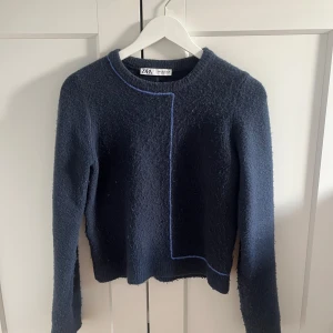 Stickad blå tröja❤️ - Säljer denna jätte fina mörkblå stickade tröja med ljusblåa detaljer från Zara🥰pris kan diskuteras!