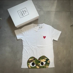 CDG Tshirt - Säjer denna sprillansnya Cdg tshirten med ett riktigt fett camo motiv | kvalitet 10/10 ny oanvänd | pris 699 kan diskuteras | kom gärna med frågor och funderingar i dm 😁