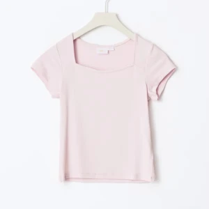 Ljusrosa topp från Gina Tricot - Säljer en ljusrosa topp från Gina Tricot med korta ärmar och fyrkantig halsringning. Toppen är enkel och stilren, perfekt att matcha med jeans eller kjol. Mjuk och skön kvalitet, passar dig som gillar minimalistisk look. Är ibte lika rosa som på bilden längre.