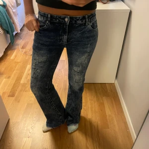 Unika bootcut jeans med low waist - Super unika utsvängda jeans med low waist i super bra skick. Säljer då de blivit försmå. Midjemått ca W26/27 och längden L32. Köpt med sliten detalj i botten. Köpt utomlands för ca 600kr. 