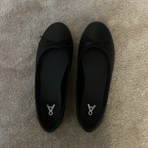 Svarta ballerinaskor med rosett - svarta ballerinaskor i storlek 38! Aldrig använda🖤