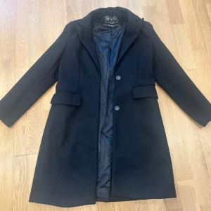 Svart kappa  - Svart kappa från New yorker, i storlek 34. Fint skick!