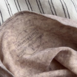 Beige Intimissimi tröja! - Superskön och tunn beige tröja från Intimissimi i en mix av ull och kashmir. Tröjan är tight i modellen, har lång ärm och är perfekt att styla med jeans eller under en jacka. Enkel och stilren look med en mjuk känsla.