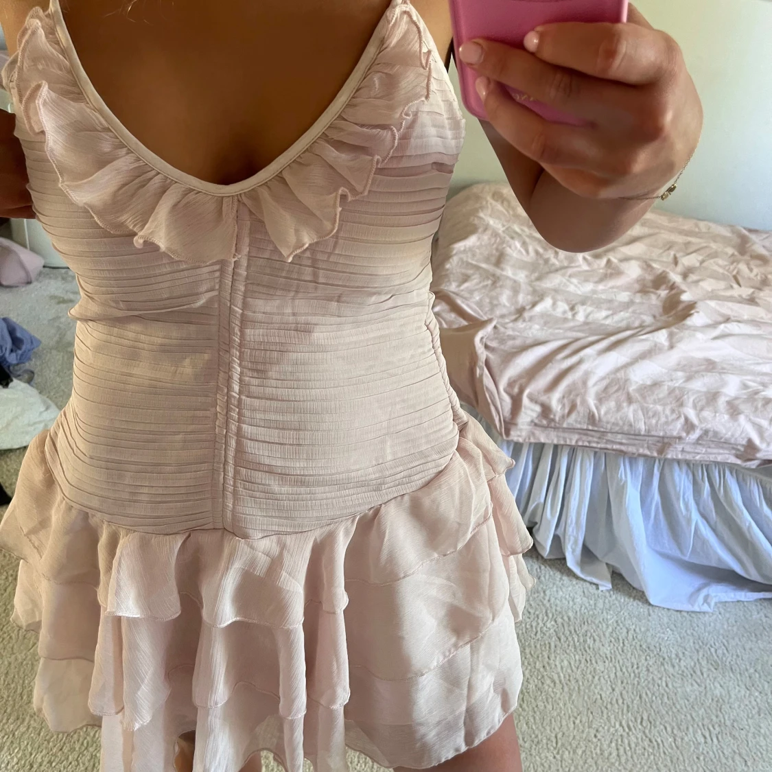 Ljusrosa volangklänning med smala axelband - 3