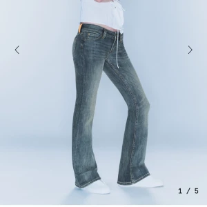 Blå bootcut jeans från Cheap Monday - Säljer ett par blå bootcut jeans från Cheap Monday som aldrig använts, modellen Booty Bei. Jeansen är låg midjade och i storlek 26, 34 men jag har klippt de så de är mer av en 32. Rätt så små i storleken så passar en 24/25🤗