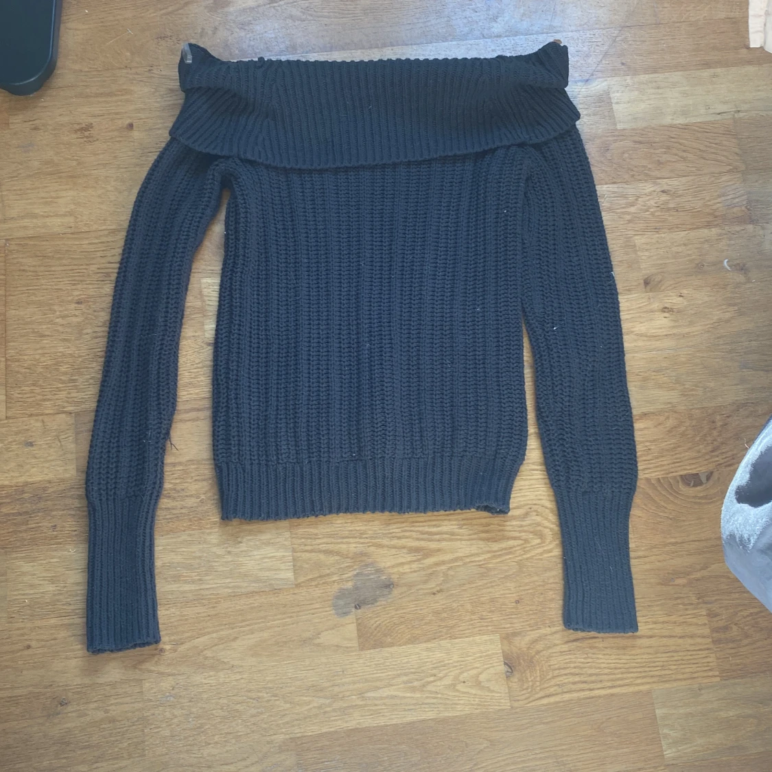 Svart offshoulder tröja