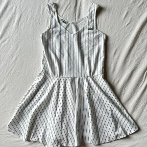 vintage tennisklänning - the seam has opened up in the hem and cleavage (see photos) but can of course be stitched back up