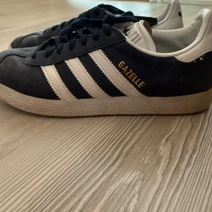 Adidas Gazelle sneakers i mörkblå mocka - Snygga Adidas Gazelle sneakers i mörkblå mocka med klassiska, ( ska bli putsa dom och allt )