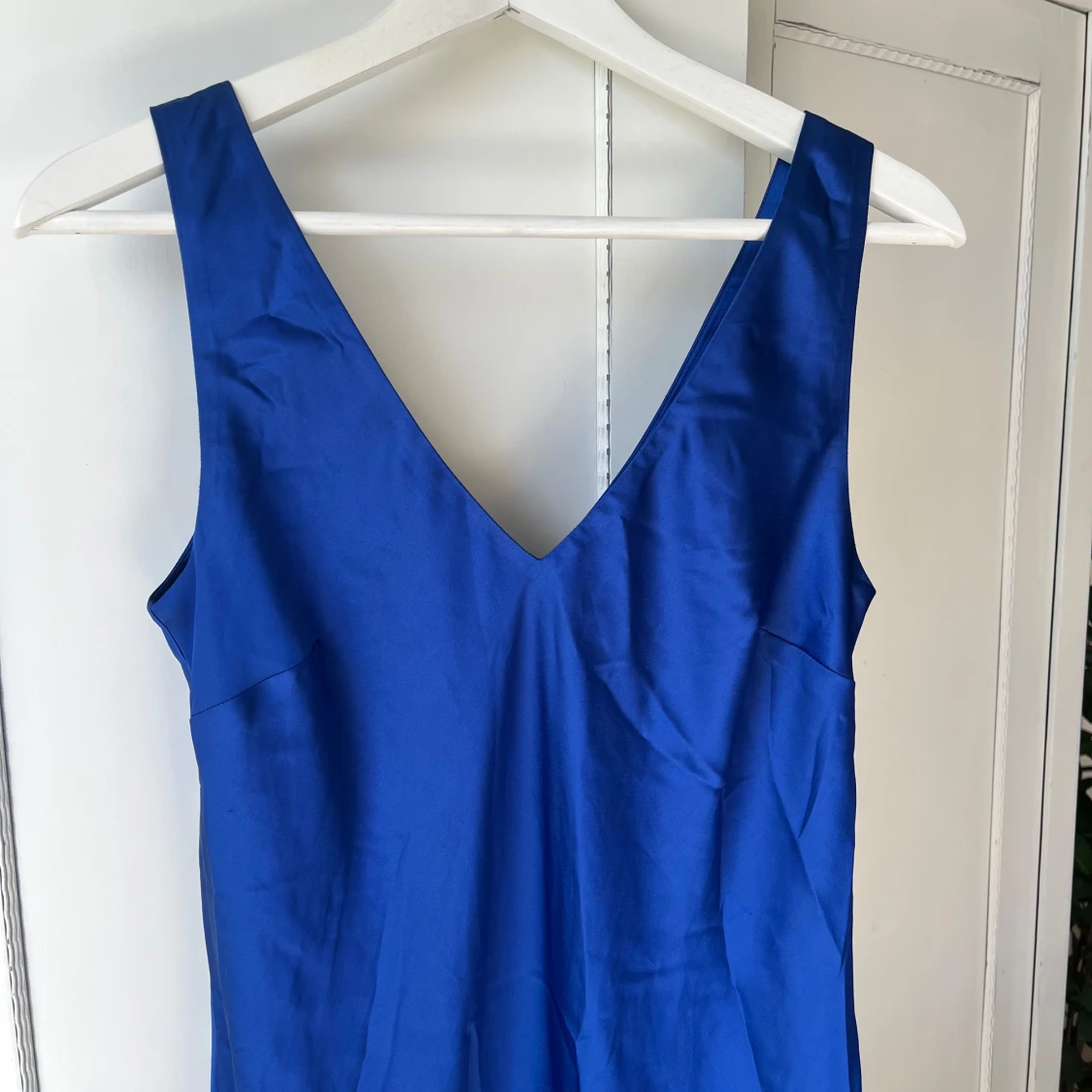 Blå långklänning med v-ringning - 1