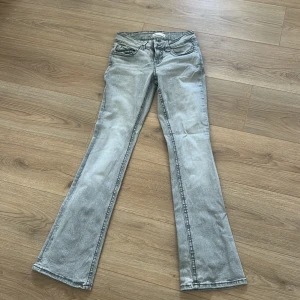Grå bootcut jeans från Gina - Snygga ljusgrå jeans från Gina tricot  i bootcut-modell. Dessa var mina favoriter länge men nu har jag växt ifrån dom, ordinariepris är 500 kr. 