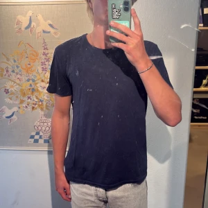 Mörkblå t-shirt från Polo Ralph Lauren - Snygg mörkblå t-shirt från Polo Ralph Lauren med klassisk rund hals och diskret broderad logga på bröstet. T Shirten är i bra skick och i strl L.