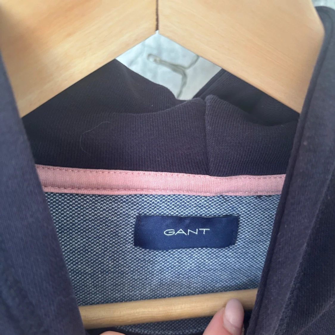 Marinblå  hoodie från GANT med logoband - 3
