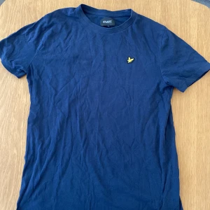 Marinblå t-shirt från Lyle & Scott - Snygg marinblå t-shirt från Lyle & Scott Junior.