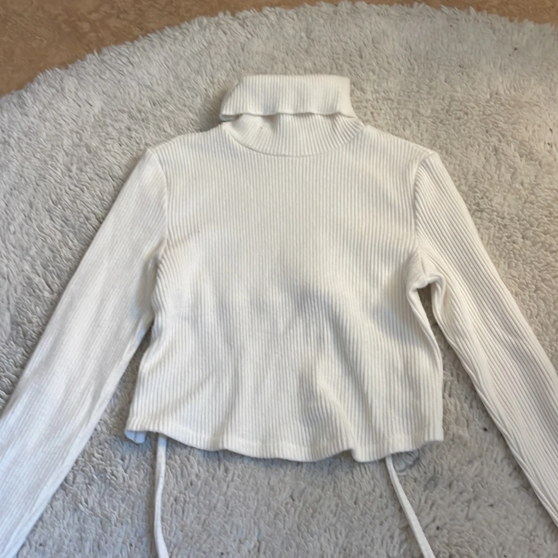 Vit ribbad Bershka tröja  med snörning - 2